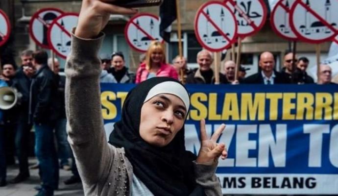 سلفی دختر محجبه با مخالفان اسلام! (+تصاویر)