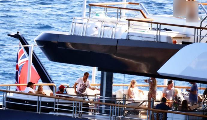 عکس‌های لو رفته از دختران نیمه عریان کشتی شاهزاده‌ی سعودی!