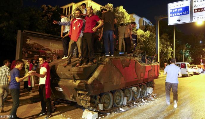 تصاویر/ تب سلفی با تانک در خیابان‌های ترکیه!