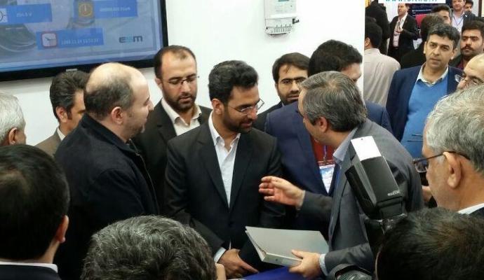 بازدید وزیر ارتباطات از غرفه‌ی دانشکده‌ی پست و مخابرات در نمایشگاه اینترنت اشیاء