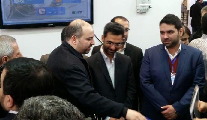 بازدید وزیر ارتباطات از غرفه‌ی دانشکده‌ی پست و مخابرات در نمایشگاه اینترنت اشیاء
