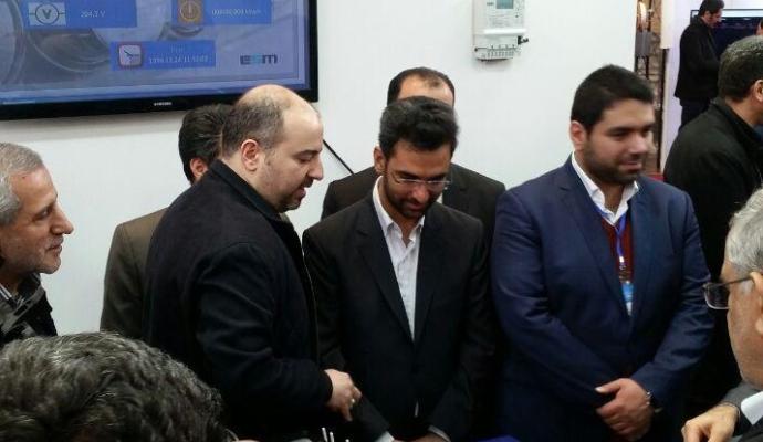 بازدید وزیر ارتباطات از غرفه‌ی دانشکده‌ی پست و مخابرات در نمایشگاه اینترنت اشیاء