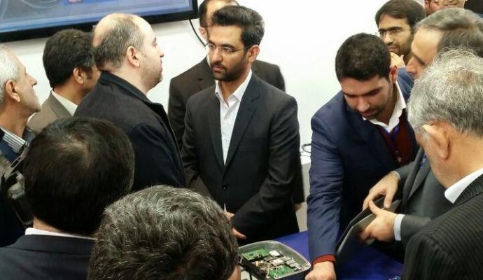 بازدید وزیر ارتباطات از غرفه‌ی دانشکده‌ی پست و مخابرات در نمایشگاه اینترنت اشیاء