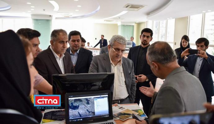 بازدید معاون علمی و فناوری ریاست جمهوری از نمایشگاه محصولات فضایی (+تصاویر)