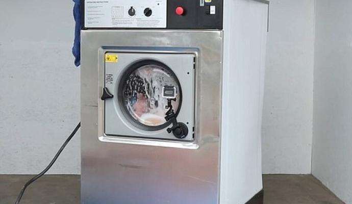 مردی در لباسشویی خودش را شست (+تصاویر) 