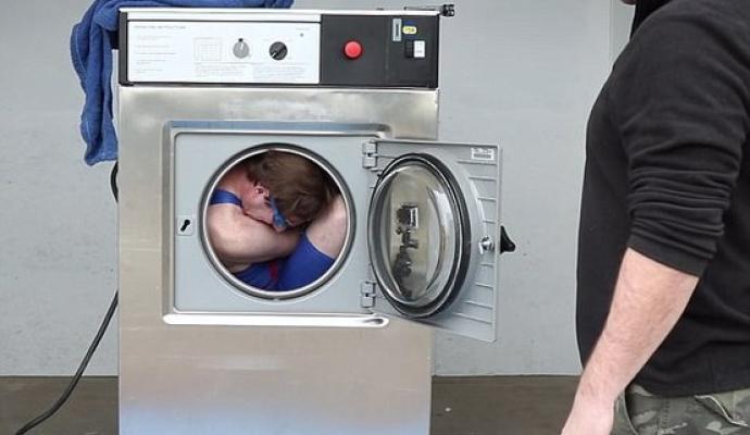 مردی در لباسشویی خودش را شست (+تصاویر) 
