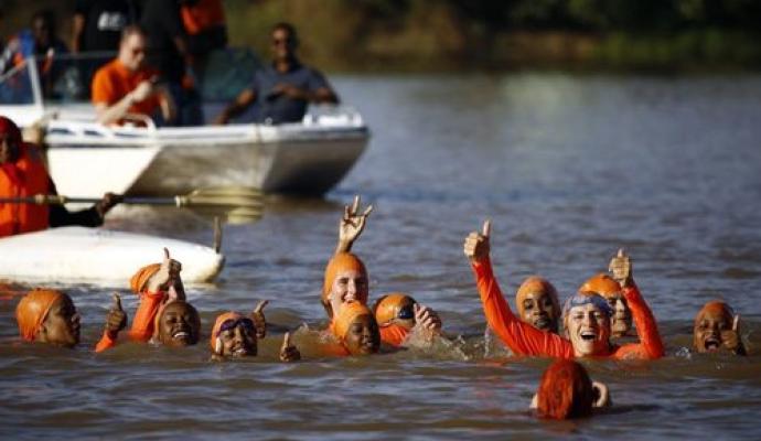 شنای عجیب خانم سفیر برای لایک های فیس بوک! (+تصاویر)