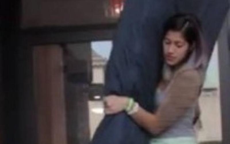 دختر دانشجویی که رختخواب تجاوزش را همیشه با خود حمل می‎کند!+ عکس