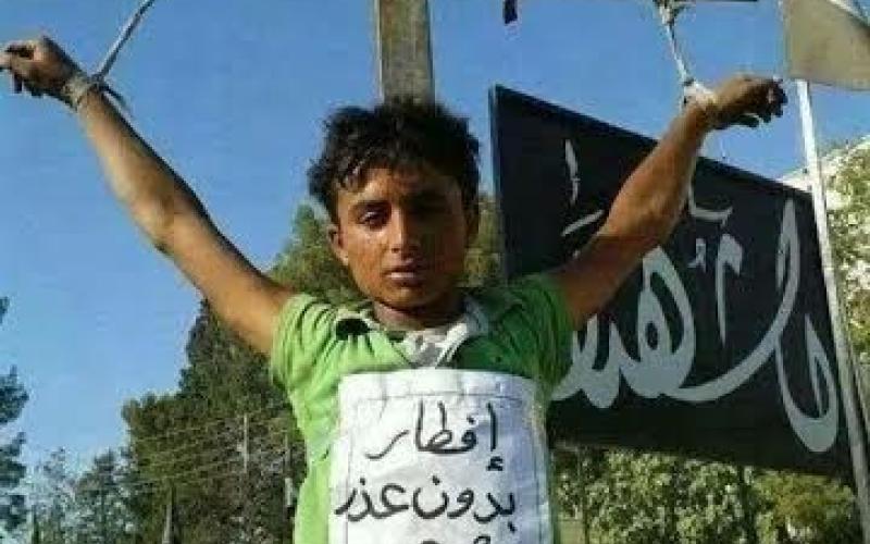 داعش کودکی را به بهانه روزه‌‌خواری به صلیب کشید! + عکس