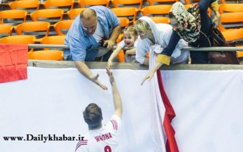 تلاش یک خانم برای دست دادن با بازیکن والیبال در بازی ایران-لهستان +تصویر