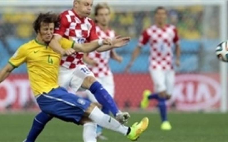 حضور کاملا برهنه بازیکنان تیم فوتبال کرواسی در استخر هتل!  