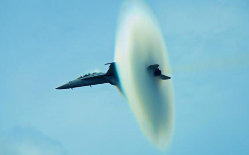 عکس رویایی از لحظه شکستن دیوار صوتی توسط یک جنگنده 