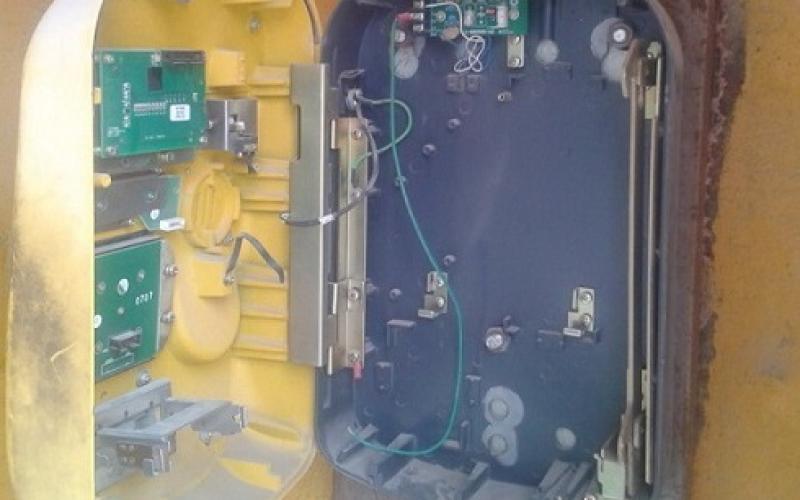 شنیدن صدای رادیو هنگام برداشتن گوشی تلفن همگانی!