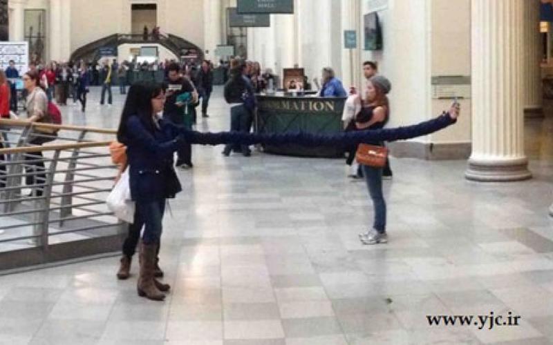 حرکت عجیب یک دختر برای گرفتن عکس سلفی! +عکس