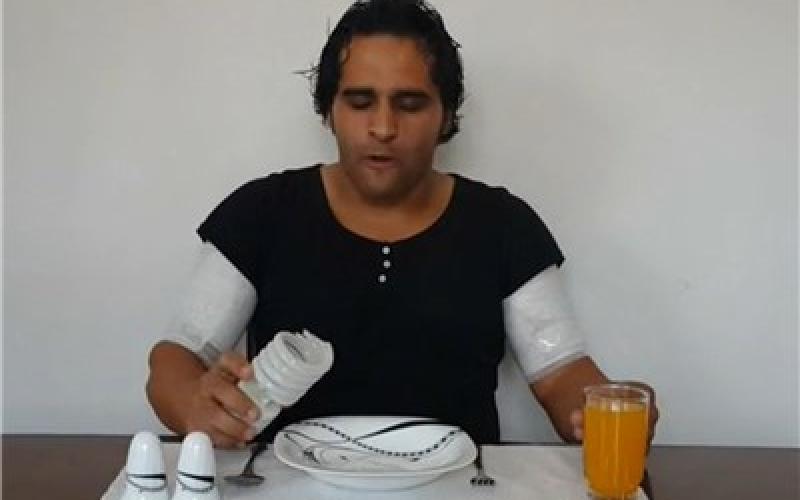 "اعجوبه های ایرانی"؛ جوانانی که شیشه می‎خورند! (+ویدئوها)