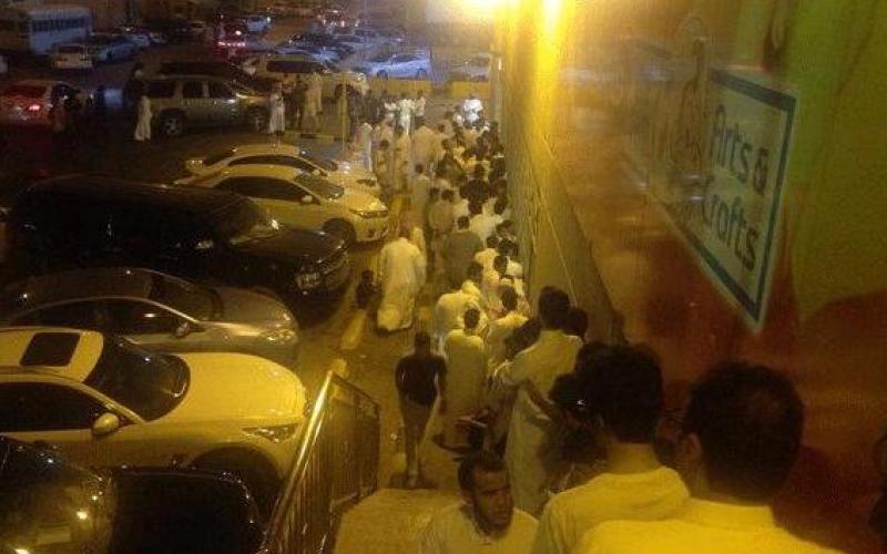 صف سعودی ها برای خرید آیفون 6 (عکس)