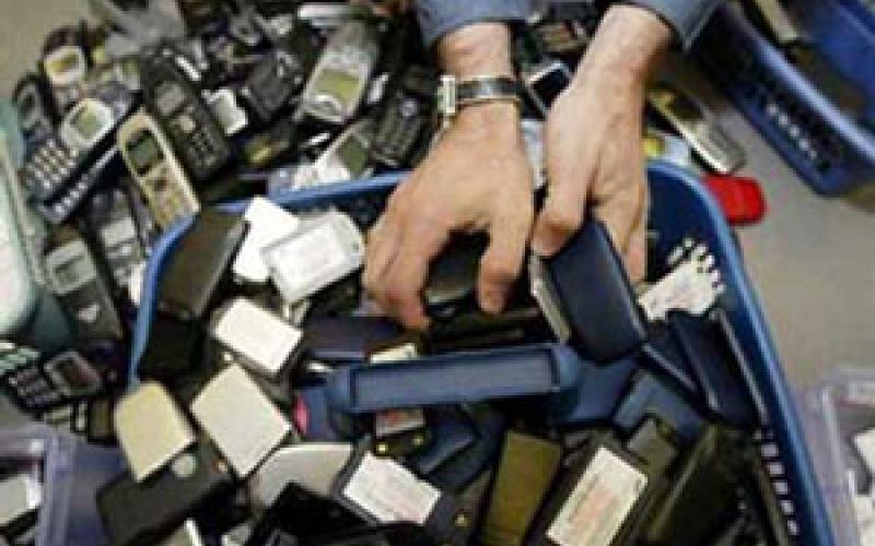 فروش آزادانه موبایل‌های دزدی در چهار راه مولوی/ سفارش گوشی آیفون به سارقان 