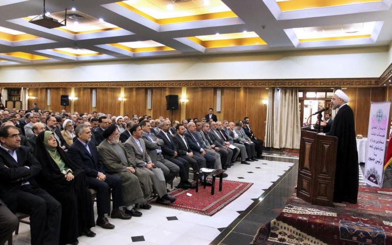 رییس‌ جمهور در ضیافت افطار اعضای دولت، تاکید کرد: فعال‌تر شدن وزارت ارتباطات برای ایجاد و تقویت دولت الکترونیک 