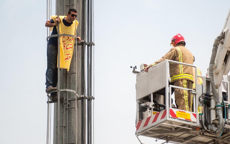 اقدام به خودکشی از بالای دکل مخابراتی در میدان هفت تیر (+عکس)