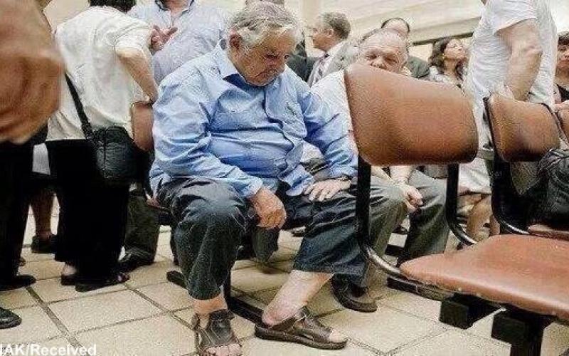 واکنش‎ها به انتشار تصویر رئیس جمهور ساده زیست در صف ویزیت پزشک!