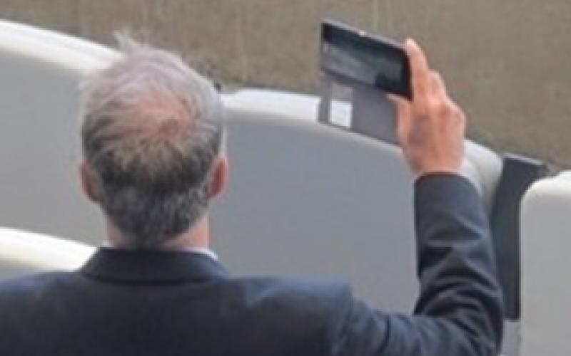 تلاش بی نتیجه کفاشیان برای گرفتن عکس یادگاری با مسی!