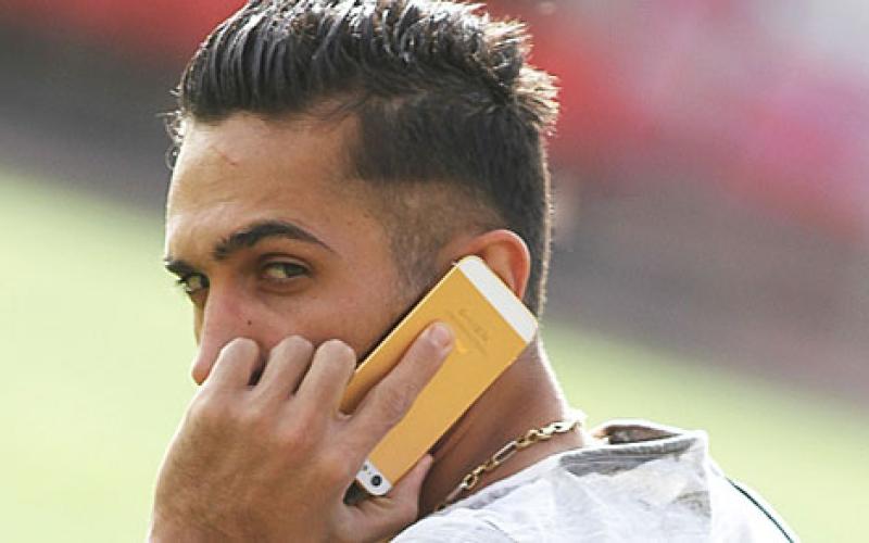 ژست عجیب پیام صادقیان با گوشی "آیفون"