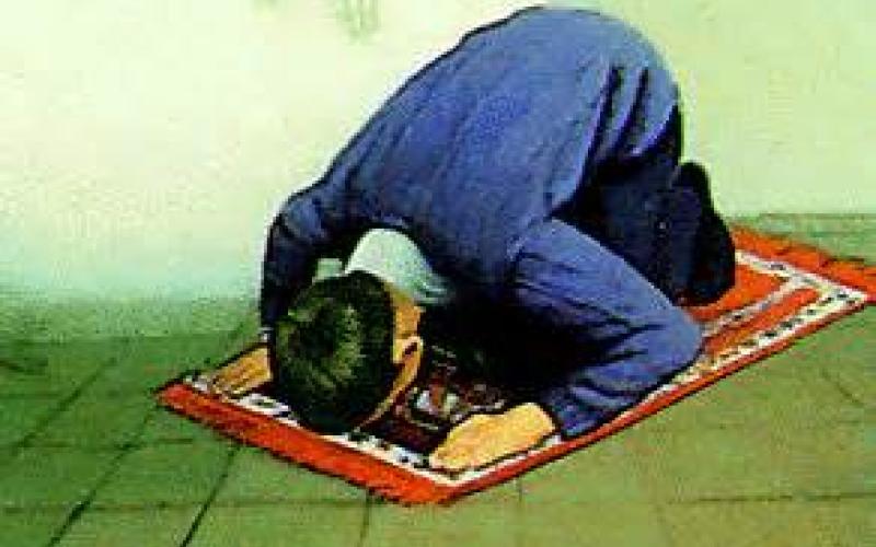 سجده در مسیر قبله؛ بهترین روش برای خارج کردن امواج مغناطیس از بدن