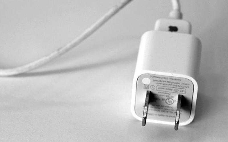 شارژر تقلبی آیفون جان یک تایلندی را گرفت