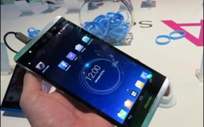 تصاویری استثنائی از بزرگ ترین تلفن هوشمند جهان 