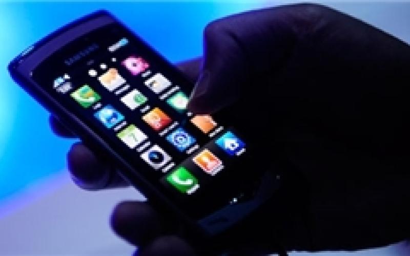 ۱۰ کار خطرناکی که با گوشی هوشمند خود انجام می‌دهید