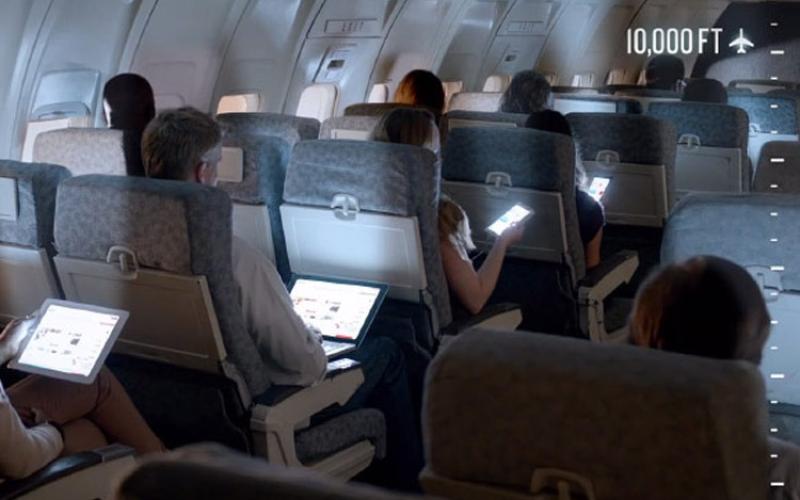 چرا باید در هواپیما موبایل را خاموش کنیم؟!