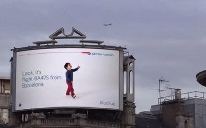 نصب یک بیلبورد تبلیغاتی هوشمند جالب +عکس