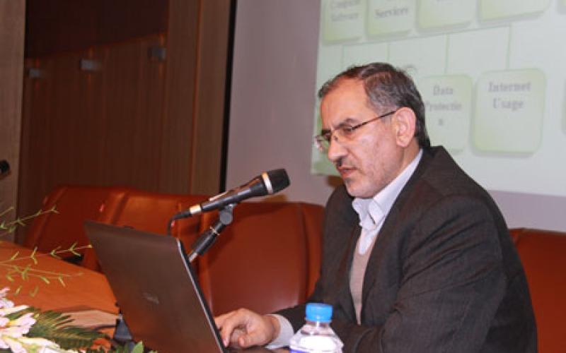 تا دقایقی دیگر، جهانگرد به سوالات خبرنگاران پاسخ می‎گوید