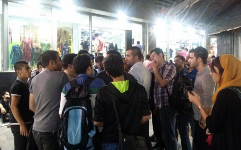 صف 40 ساعته متقاضیان خرید نیم بهای گوشی جدید LG در ایران! +تصاویر