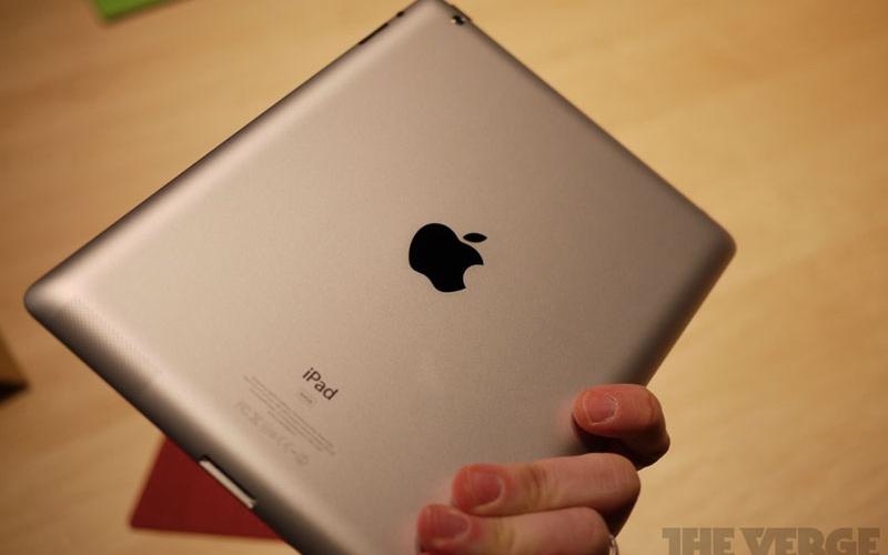 نماینده‎ی مجلس «تبلت اپل» را با کتاب اشتباه گرفت! 