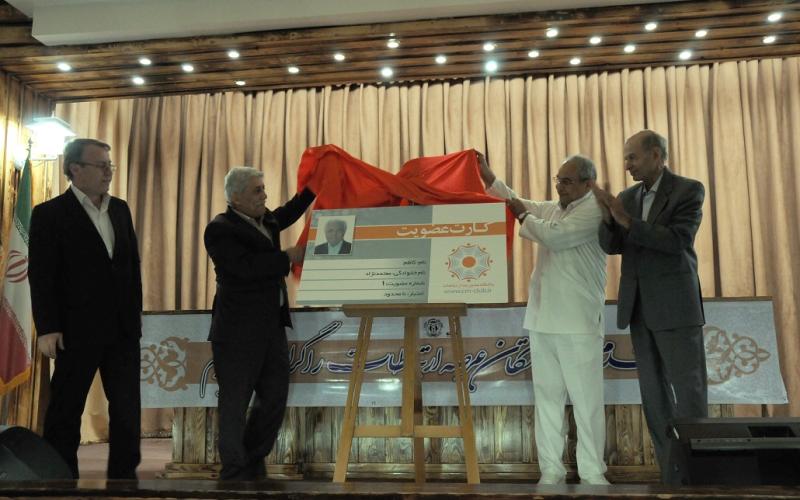 کارت عضویت شماره یک باشگاه مدیریت ارتباطات به نام پروفسور معتمدنژاد صادر شد