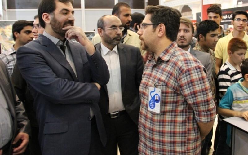 بررسی مشکلات بازی سازان رایانه ای کشور در بازدید دکتر اخوان از نمایشگاه تهران