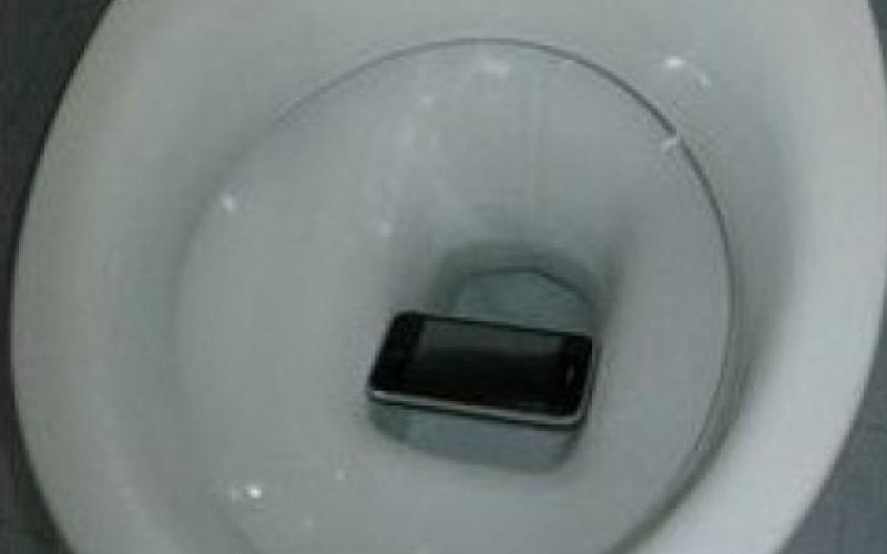 دیگر نگران افتادن گوشی موبایل در دستشویی نباشید!