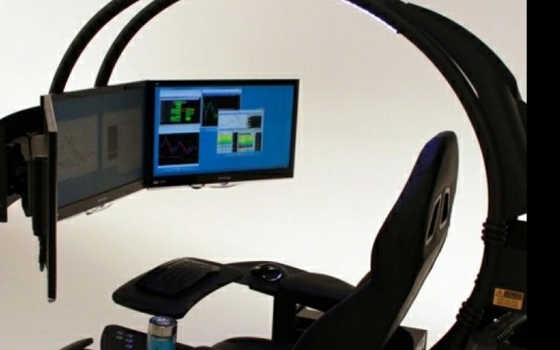 تصویری از میز کار یک مرد کامپیوتری 