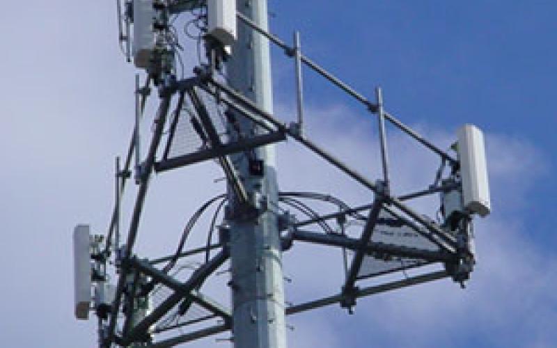 وقتی مسوولان خطرناک بودن آنتن‎های موبایل را منکر می‎شوند!