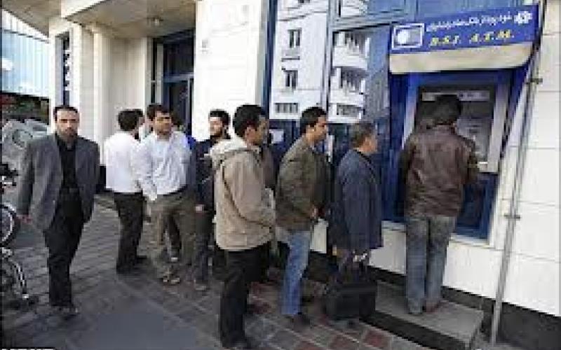 لطفا فاصله را رعایت کنید حتی در صف خودپرداز 