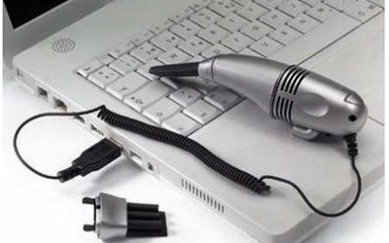 برای زدودن گرد و غبار لپ‌تاپ از جاروبرقی استفاده نکنید