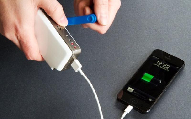 موبایلتان را در شرایط اضطراری شارژ کنید +عکس