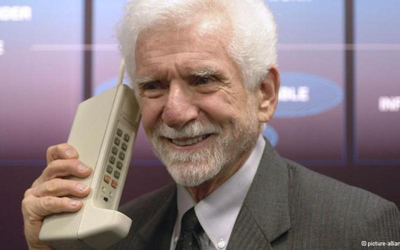 داستان جالب اولین موبایل در جهان و مخترع آن 