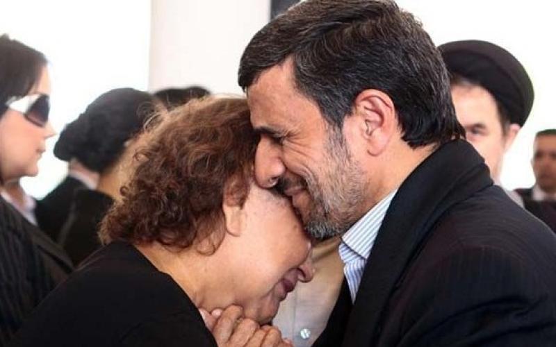 انتخاب: تصویر منتشره از "احمدی نژاد و مادر چاوز" در اینترنت واقعی است