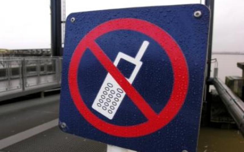 چرا در پمپ بنزین نباید با موبایل صحبت کرد؟