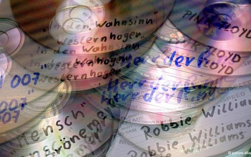 یاهو و گوگل به تبلیغ برای سایت‌های دانلود غیرقانونی متهم هستند؛ سکوت یاهو و تکذیب گوگل!