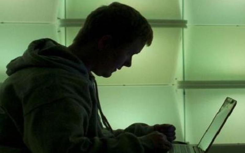 فروش فیلم‌های غیراخلاقی در اینترنت به بهانه‎ی ثروتمند شدن