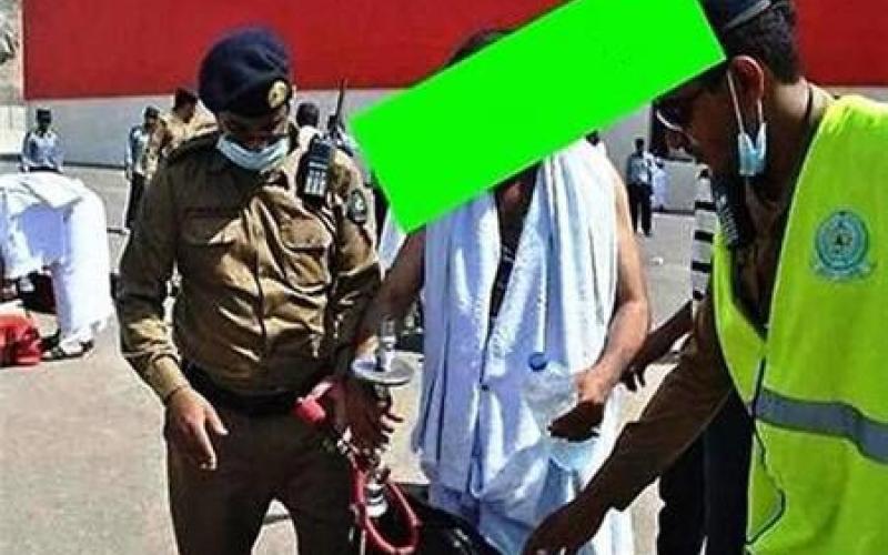 واکنش کاربران به حضور با قلیان یک حاجی در عرفات + عکس