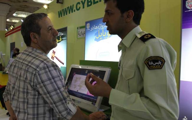 کارگردان قلاده‌های طلا: پلیس سایبر دزدان آبروی هنرمندان را شکار کند